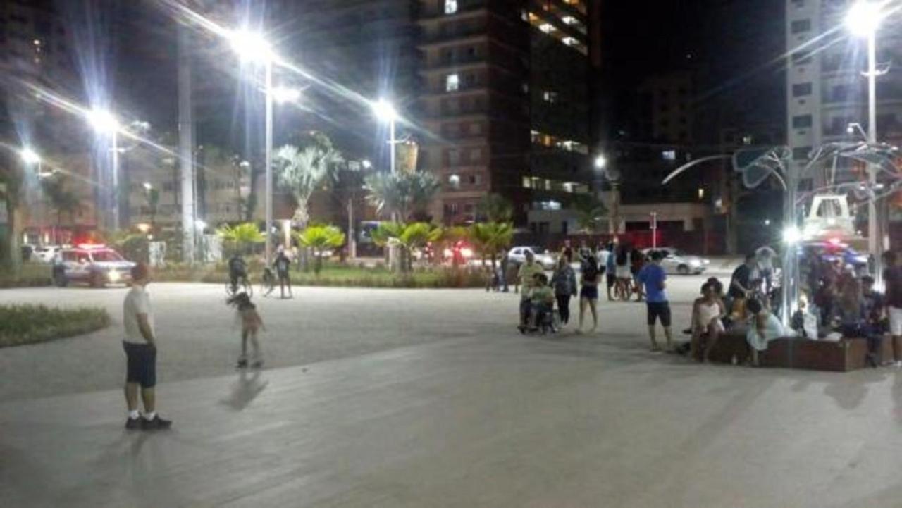 Ape Temporada Praia Grande Sp Completo Com Piscina, Churrasqueira, Estacionamento Esterno foto